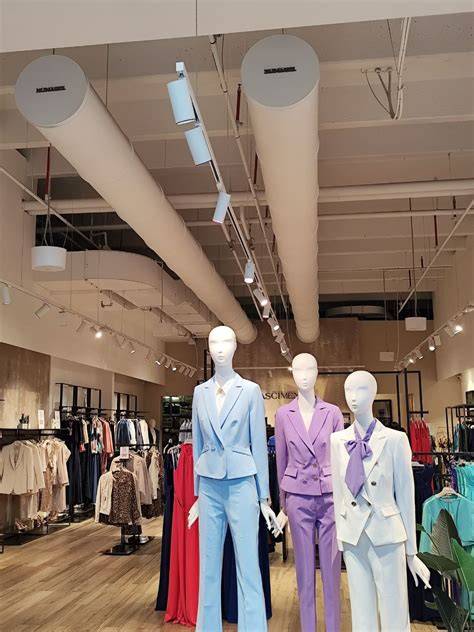 layout neon circolare in spazi commerciali