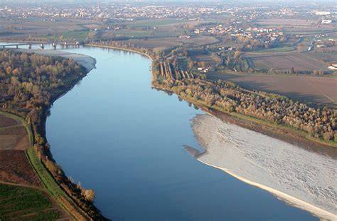 Immagine del fiume Cecina nel paesaggio boschivo