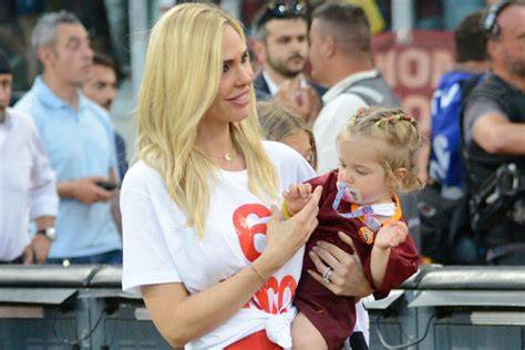 grafico della nascita di Isabel e famiglia Totti